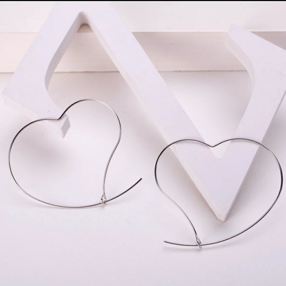 Romantic Heart stud Earrings! - Picture 2 of 3